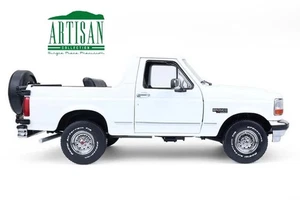 1993 FORD BRONCO XLT OXFORD WHITE 1:18 SCALE BY GREENLIGHT 19086 - Picture 1 of 7
