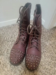 Burgunderrote Damen-Kampfstiefel mit Nieten Größe 9 - Bild 1 von 5