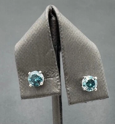 Hermosos aretes de diamantes azules con claridad SI de corte redondo de oro blanco de 14K de 1 cttw Foto 1 de 4