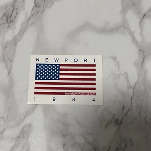 1er Set Brandy Melville Deko Laptop Aufkleber Newport 1984 amerikanische Flagge - Bild 1 von 3