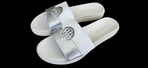 Tommy Hilfiger Puntera Abierta SOULI Medallón Blanco y Plateado Diapositivas Talla 7.5 M - Imagen 1 de 4