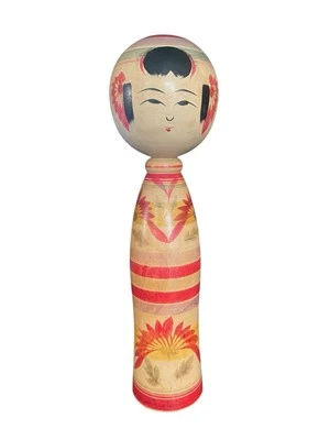 "Muñeca japonesa de madera Kokeshi firmada con motivos de flores rojas de 13""" Foto 1 de 4