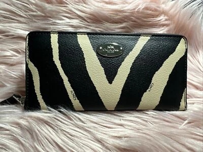 Cartera Larga Acordeón Cremallera Alrededor COACH en Negro Y Caqui Patrón Cebra Foto 1 de 4