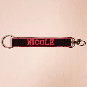 Schlüsselanhänger NICOLE bestickt Namensarmband mit Verschluss schwarz & pink - Bild 1 von 9