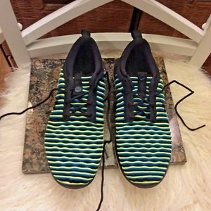 Zapatos para correr Nike Roshe Two Flyknit negros azules amarillos 844929-003 talla 7 - Imagen 1 de 19
