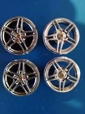 Rodas Ferrari escala 1/24 4 completas com emblemas Center Cavallino da Burago - Imagem 1 de 2