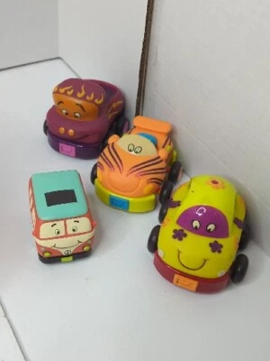Игрушечные мягкие автомобили Battat Just B. Wheeee-ls с выдвижной спинкой - 4 штуки - Изображение 1 из 4