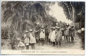 CP Madagascar - Missionnaires portés en filanjane - Picture 1 of 2