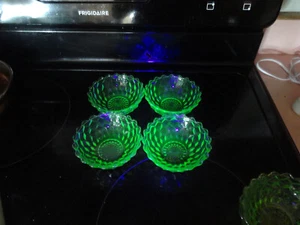Jeannette Cube 4 3/8" uranium green set of 4 pointy edge dessert bowls - Picture 1 of 2