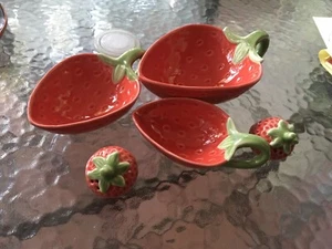 Creative Co-Op Stoneware Strawberry Handled Prep Bowls Set of 3 + Salt Pepper - Picture 1 of 8