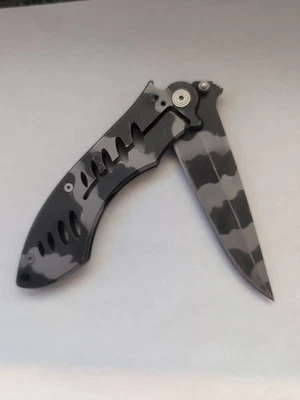 Faca dobrável camuflada cinza/prata Frost Cutlery  - Imagem 1 de 3