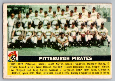 Tarjeta del equipo 1956 Topps #121 Piratas de Pittsburgh con parte posterior gris de Roberto Clemente Foto 1 de 3