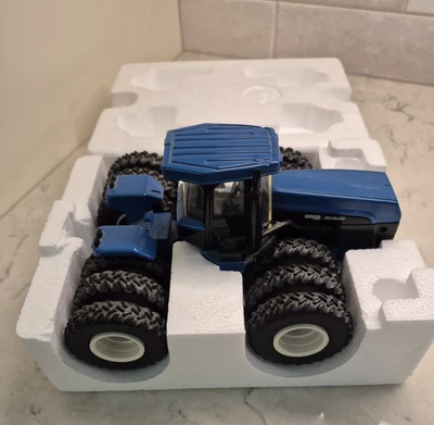 New Holland VERSATILE 9882 4WD Tractor TRIPLE Tires Collectors Edit 1:32 w/ Box - Image 1 of 4