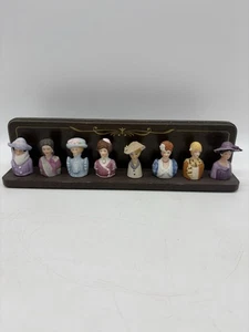 Lote de 8 bustos de dedales vintage Avon medio damas de moda americana + soporte de madera años 80 - Imagen 1 de 12
