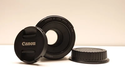 Lente Canon EF 50 mm f/1,8 STM Prime impecable como nueva con tapas - rápida y nítida Foto 1 de 4