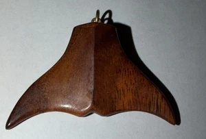 COLGANTE COLA DE BALLENA MADERA KOA HAWAIANA JOYERÍA HAWAIANA ACACIA - Imagen 1 de 4