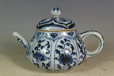 Beautiful Chinese blue and white porcelain teapot