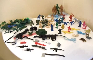 Large Lot Of Plastic Army Soldiers 156 Vintage Plastic Toy Army Men & Other - Picture 1 of 12