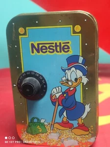 VINTAGE NESTLE DISNEY LATTA GIOCATTOLO MONETA BANCA DENARO COMBINAZIONE CASSAFORTE ZIO SCROOGE  - Foto 1 di 24