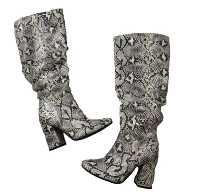 SEVEN DIALS taglia 6,5 Adelyn Gathered stivali alti slouchy ecopelle pelle di serpente NUOVI - Immagine 1 di 4