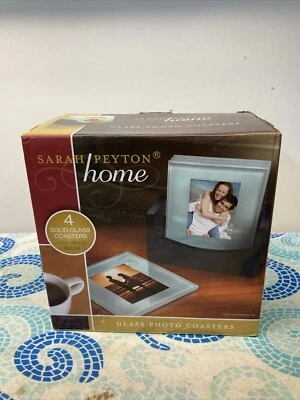 Nuevo ~ Sarah Peyton Home POSAVASOS FOTOGRÁFICOS DE VIDRIO Juego de 4 ~ 2" x 3" con soporte de madera Foto 1 de 4