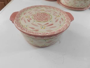 TEMPTATIONS OLD WORLD  PINK CASSEROLE DISH & GLASS LID OR HOT PLATE 1.5 QRT RARE - Picture 1 of 9