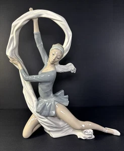 Estatuilla bailarina de porcelana vintage Nao de Lladro "Bailarina con velo" retirada - Imagen 1 de 17