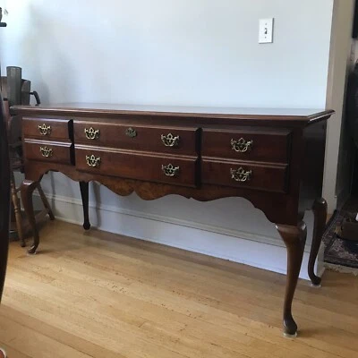 Mesa auxiliar buffet de madera maciza oscura American Draw cajones de cerezo vintage Foto 1 de 4