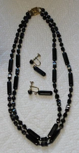 VINTAGE BLACK GLASS LONG BEADS NECKLACE WITH MATCHING EARRINGS  UNMARKED - Picture 1 of 3