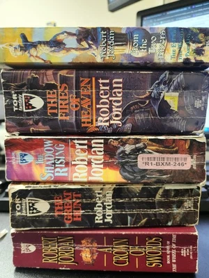 The Wheel of Time mix lot- By: Robert Jordan book lot - Image 1 of 4