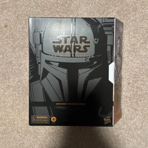 Figurine Hasbro Star Wars série noire célébration 2022 Jon Favreau 6" neuve dans sa boîte - Photo 1/3