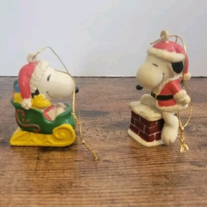 2 Snoopy Christbaumschmuck zum Aufhängen auf Kamin & im Schlitten Weihnachtsmann Outfit - Bild 1 von 7