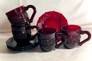 4 tazas y platillos Avon con capa de rubí de bacalao - Imagen 1 de 1