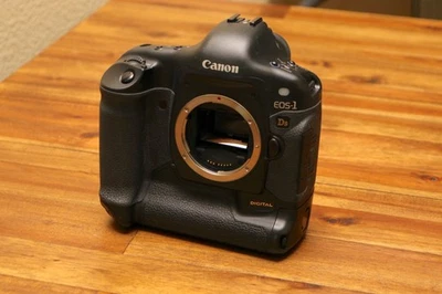 Canon EOS 1Ds Mark I - Full Frame -  Body Only, Classic - Image 1 of 4