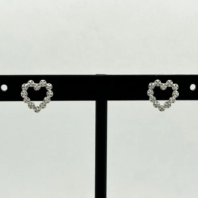 Aretes en forma de corazón de diamantes y oro blanco de 14k Foto 1 de 4