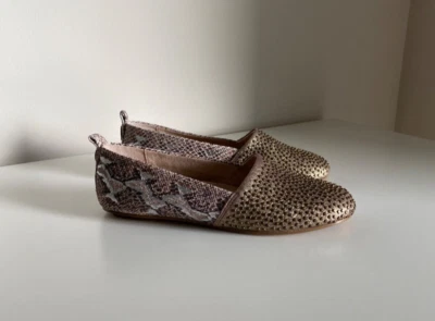 NWOT House of Harlow 1960 Stud Kye Flat Leather Snakeskin Metallic Women's US 7 Foto 1 de 4
