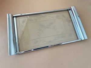 BANDEJA DE BEBIDAS VINTAGE de vidrio grabado y cromo 15" x 8" patrón de trigo de JAVIT años 60 - Imagen 1 de 13