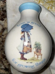 Holly Hobbie Steinzeug Miniatur Vase blau Mädchen Haube Liebe ist gut zum Wachsen - Bild 1 von 6