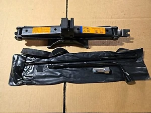2013 - 2020 NISSAN PATHFINDER JACK WITH TOOLS LUG WRENCH - Bild 1 von 3