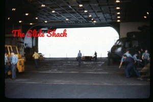 Vietnamkrieg US NAVY EA-1F Skyraider in Hangar Bay USS Kitty Hawk 1968 Dia - Bild 1 von 1