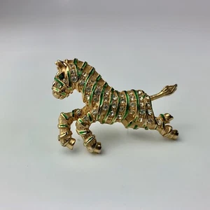 ATEMBERAUBENDE GROSSE BROSCHE VINTAGE NACHLASS EMAILLIERT LAUFENDES ZEBRA GRÜN GOLD  - Bild 1 von 6