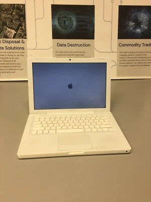Apple MacBook 13 in 2008 White/Intel Core 2 Duo 2.4GHz, 160 GB HHD 2 GB RAM - Image 1 of 4