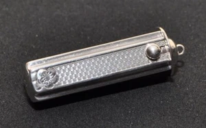 Porta rossetto ciondolo argento 900 con incisioni anni 40 Cecoslovacchia - Foto 1 di 9