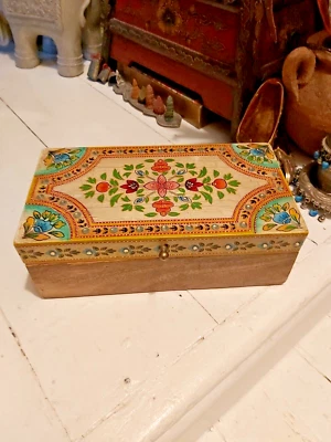 INDIAN ZAHA HAND PAINTED MANGO WOOD STORAGE/TRINKET BOX - L - Image 1 of 4