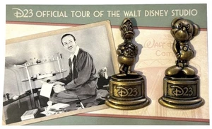 Walt Disney Studios D23 Tour 3 Pin Set mit dem offiziellen Tour Pin & 2 Broschüren. - Bild 1 von 4