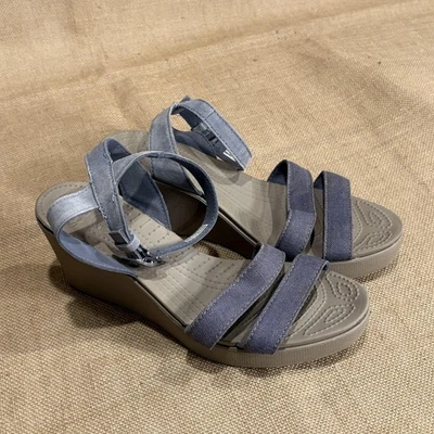 Sandalias de cuña Crocs Leigh II para mujer 10 gris tostado correa al tobillo plataforma comodidad Foto 1 de 4