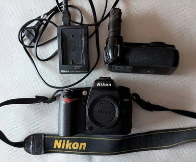 Nikon D90 Body (Shutter Count 28856) mit Zubehörpaket - Bild 1 von 4