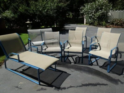 Sillas de comedor de patio Margarita Woodard modernas de mediados de siglo, sofá de dos plazas y salón Foto 1 de 4