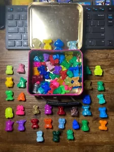 Crazy Bones Brotdose, 31/60 Original Figuren mit 43 verschiedenen Figuren - Bild 1 von 11