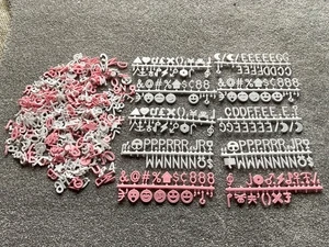 NEU Klammer Brief Brett Buchstaben - 282 Kunststoff Buchstaben Zeichen - 2 cm - Bild 1 von 4